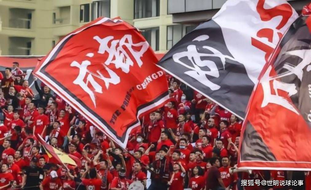 在斯皮尔伯格的作品中总有一层暗淡的、几乎病态的东西，大多数人因为喜爱影片更为宽容的情感—而忽视了这一点，但在《侏罗纪公园这部与众不同的科技巨片中，保留下来的不是那些令人轻松愉快的东西，而是那层暗淡的情绪。